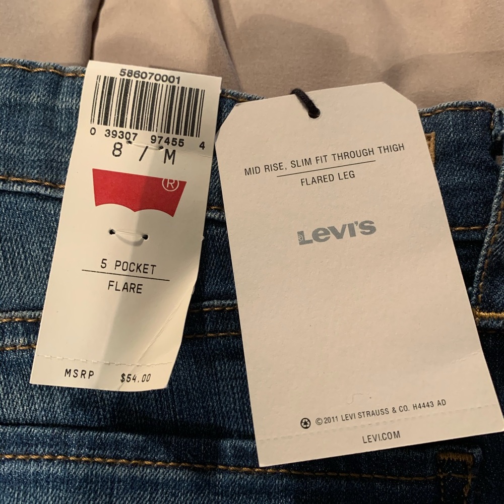 New Women’s Levi’s 5 pocket, flare jeans Size 8 M
